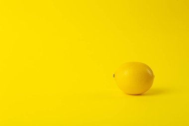 Yaz ve vitamin geçmişi. Sarı arka planda limon, mi