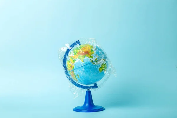 Concetto di inquinamento sacchetto di plastica. Terra globo in un sacchetto di plastica su un — Foto Stock