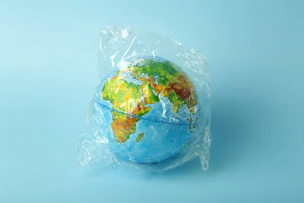 Concetto di inquinamento sacchetto di plastica. Terra globo in un sacchetto di plastica su un — Foto Stock