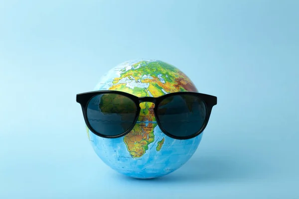 Turismo, ecologia, vacanza e concetto di globalismo. Globo in sungl — Foto Stock