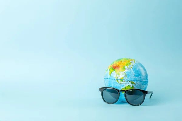 Turismo, ecologia, vacanza e concetto di globalismo. Globo in sungl — Foto Stock