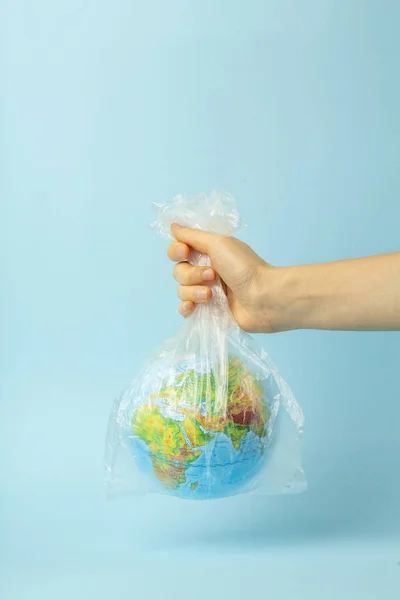 Concetto di inquinamento sacchetto di plastica. Terra globo in un sacchetto di plastica su un — Foto Stock