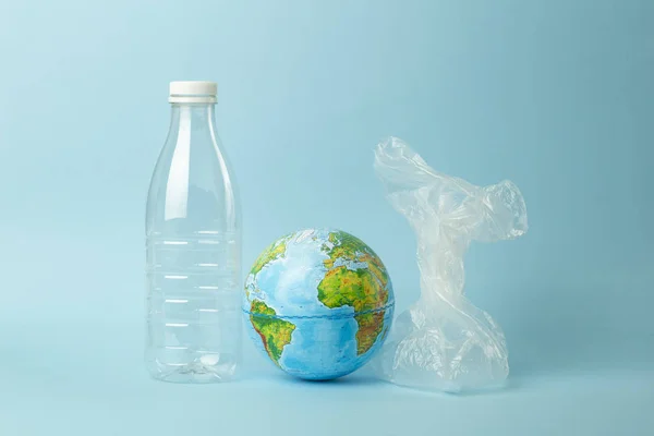Konsep polusi kantong plastik. Bumi globe dalam kantong plastik pada — Stok Foto