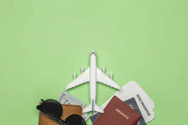 Resor bakgrund. Artiklar för resor och flyg: biljetter, pas — Stockfoto