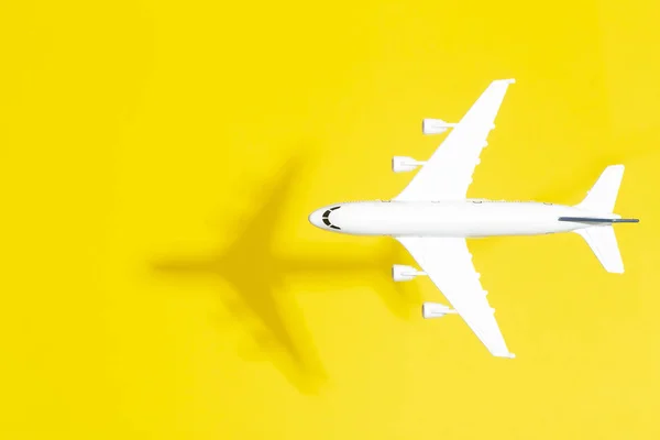 Μοντέλο αεροπλάνο εν πτήσει σε ένα άδειο χρωματιστό φόντο. Ταξίδι — Φωτογραφία Αρχείου