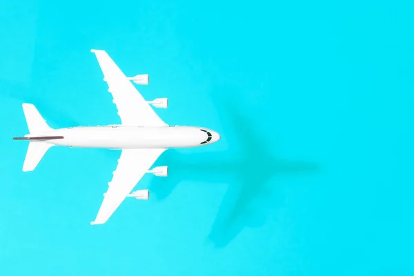 Ταξίδι ελάχιστο υπόβαθρο. Υπόδειγμα αεροπλάνου σε πτήση με κενό — Φωτογραφία Αρχείου