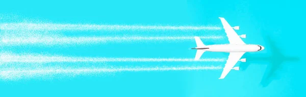 Viagem fundo mínimo. Modelos de aviões em voo em um empate — Fotografia de Stock
