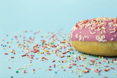 Donut (doughnut) mavi arka planda m ile farklı renkte