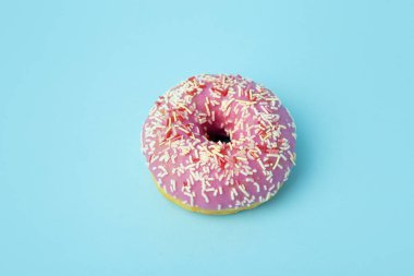 Donut (doughnut) mavi arka planda m ile farklı renkte