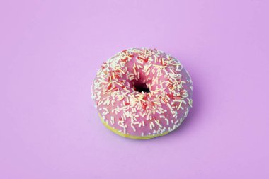 Donut (donut) pembe arka planda m ile farklı renkte