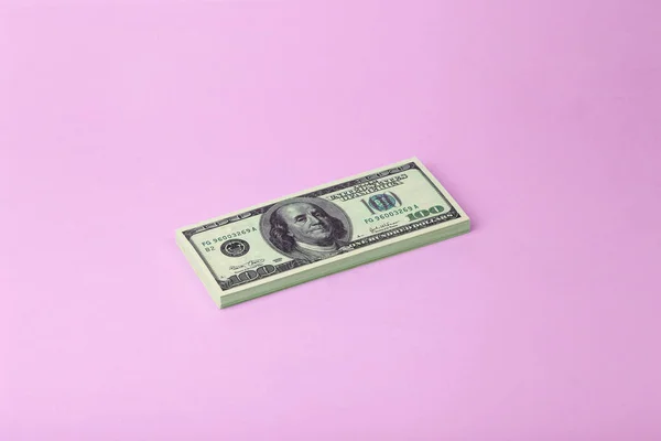 A pack of dollars (100 dollars banknotes) on a colored minimal b — Stock Photo, Image