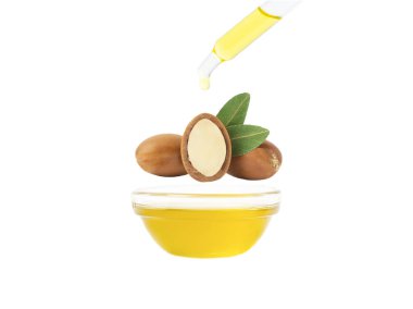 Argan yağı izole edildi. Beyaz arka planda yağlı Argan tohumları. 