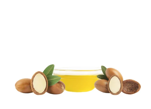 Olio di Argan isolato. Semi di Argan con olio su fondo bianco . — Foto Stock