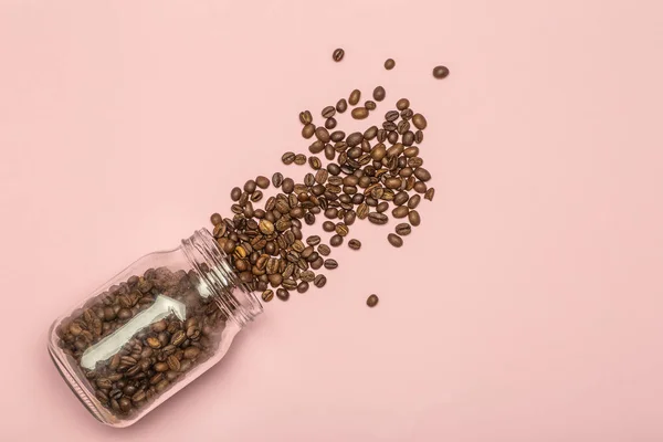咖啡豆散落在粉红色的背景上 咖啡概念 — 图库照片
