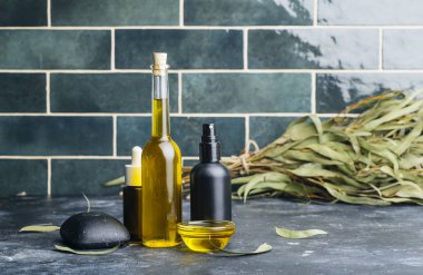 Okaliptüs yağı kozmetiği. Okaliptüs yaprakları, kozmetik ve aromaterapi (spa) için yağ ve özü. Doğal Biyolojik Kozmetik ve Malzemeler.