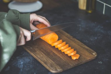 Pişirmeden önce mutfak masasında havuç. Ev yapımı sağlıklı yemekler, vejetaryen ve ev yapımı tarifler..