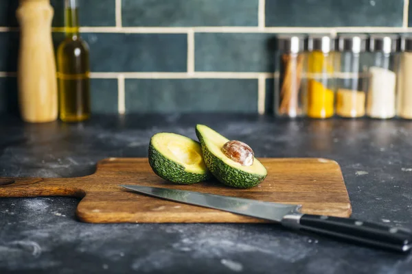 Avocado Auf Dem Küchentisch Kochen Und Avocado Smoothies Der Heimischen — Stockfoto