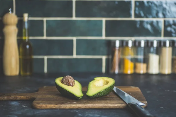 Avocado Auf Dem Küchentisch Kochen Und Avocado Smoothies Der Heimischen — Stockfoto