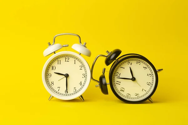 Concepção Temporal Relógio Alarme Clássico Vintage Fundo Amarelo Vazio Conceito — Fotografia de Stock