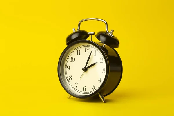 Concepção Temporal Relógio Alarme Clássico Vintage Fundo Amarelo Vazio Conceito — Fotografia de Stock