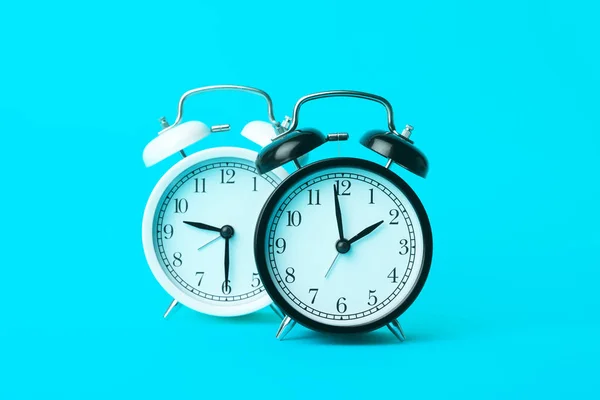 Concepção Temporal Relógio Alarme Clássico Vintage Fundo Azul Vazio Conceito — Fotografia de Stock