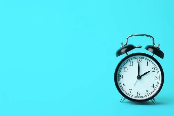 Zaman Arkaplanı Kavramı Mavi Boş Arkaplanda Klasik Alarmlı Saat Zaman — Stok fotoğraf