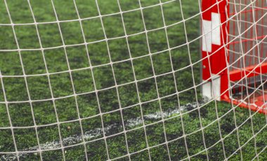 Futbol (futbol) sahası kapanıyor. Futbol kalesinde spor ağı. Çocuk parkında spor yapmak ve sağlıklı yaşam tarzı kavramı.