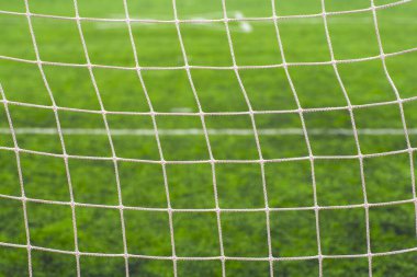 Futbol (futbol) sahası kapanıyor. Futbol kalesinde spor ağı. Çocuk parkında spor yapmak ve sağlıklı yaşam tarzı kavramı.