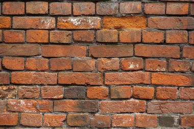 Eski tuğla duvar. Köy tarzında eski bir tuğladan yapılmış tuğla. Yıkılmış taş duvarın yapısı ve deseni. Boşluğu kopyala.