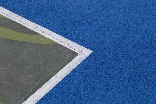 스포츠 코트나 운동장의 놀이터와 스포츠 경기장을 코팅물은 푸른색이다 — 스톡 사진
