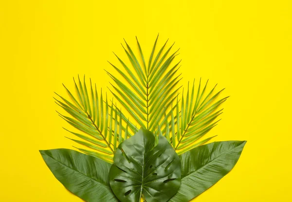 Foglie Tropicali Fondo Giallo Foglie Tropicali Palme Della Giungla Uno — Foto Stock