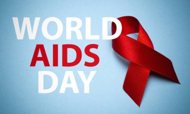 Mavi arka planda, mesajlı AIDS kurdelesi. Kırmızı kurdele, Dünya AIDS Günü veya HIV Farkındalığı Ayı ve sağlık hizmetleri kavramının sembolü.