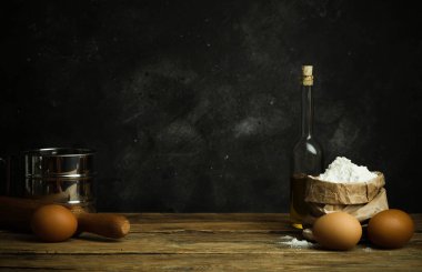 Pişirme ve pişirme geçmişi. Hamur, ekmek, makarna ve pizza için ürünler (un, tereyağı, yumurta) içeren eski mutfak..