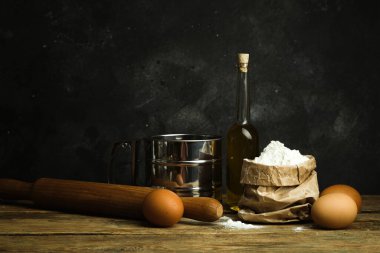 Pişirme ve pişirme geçmişi. Hamur, ekmek, makarna ve pizza için ürünler (un, tereyağı, yumurta) içeren eski mutfak..