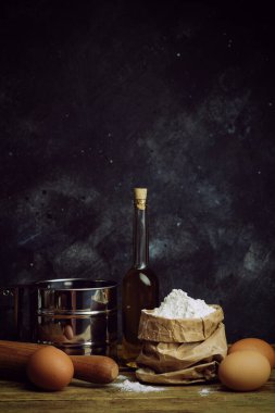 Pişirme ve pişirme geçmişi. Hamur, ekmek, makarna ve pizza için ürünler (un, tereyağı, yumurta) içeren eski mutfak..