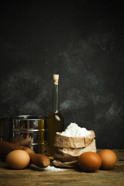 Pişirme ve pişirme geçmişi. Hamur, ekmek, makarna ve pizza için ürünler (un, tereyağı, yumurta) içeren eski mutfak..