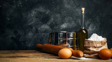 Pişirme ve pişirme geçmişi. Hamur, ekmek, makarna ve pizza için ürünler (un, tereyağı, yumurta) içeren eski mutfak..