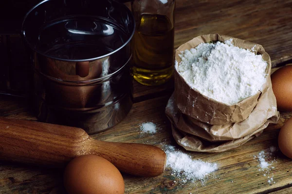 Pişirme ve pişirme geçmişi. Hamur, ekmek, makarna ve pizza için ürünler (un, tereyağı, yumurta) içeren eski mutfak..