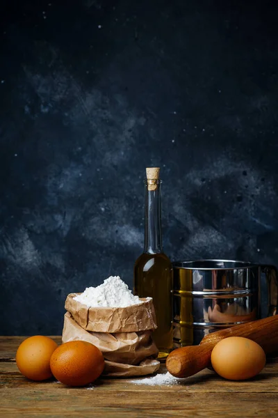 Pişirme ve pişirme geçmişi. Hamur, ekmek, makarna ve pizza için ürünler (un, tereyağı, yumurta) içeren eski mutfak..