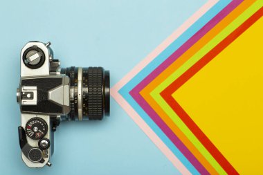 Fotoğraf makinesi yaratıcı kavram arka planı. Renkli arka planda eski model fotoğraf makinesi. Seyahat, tatil ve fotoğraf konsepti.