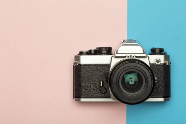 Fotoğraf makinesi yaratıcı kavram arka planı. Renkli arka planda eski model fotoğraf makinesi. Seyahat, tatil ve fotoğraf konsepti.