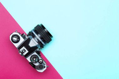 Fotoğraf makinesi yaratıcı kavram arka planı. Renkli arka planda eski model fotoğraf makinesi. Seyahat, tatil ve fotoğraf konsepti.