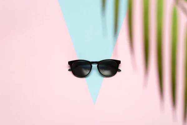 Sommer Konzept Hintergrund Sonnenbrille Auf Farbigem Sonnigem Hintergrund Flatlay Minimalkonzept — Stockfoto