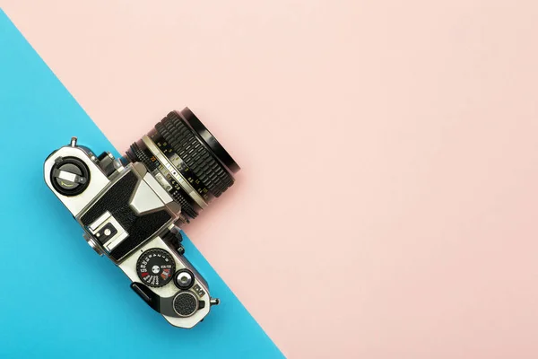 Fotokamera Kreatives Konzept Hintergrund Vintage Retro Fotokamera Auf Farbigem Hintergrund — Stockfoto