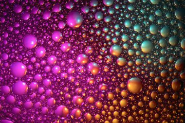 Soyut renk arkaplanı. Renkli bir sıvıda yağ kabarcıkları ve makro fotoğrafçılıkta ışık. Yaratıcı ve sanat konsepti