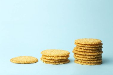 Mavi arka planda susamlı kurabiyeler. Pişirme ve tatlı arka planı. Gıda bilgi grafikleri kavramı.