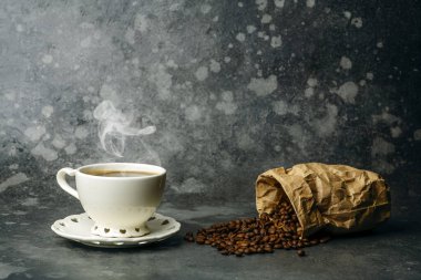 Kahve fonu. Kahve çekirdekleri ve fincanlar koyu arkaplanda. Menü, tasarım ve dekorasyon için kahve afişi.