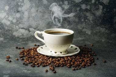 Kahve fonu. Kahve çekirdekleri ve fincanlar koyu arkaplanda. Menü, tasarım ve dekorasyon için kahve afişi.