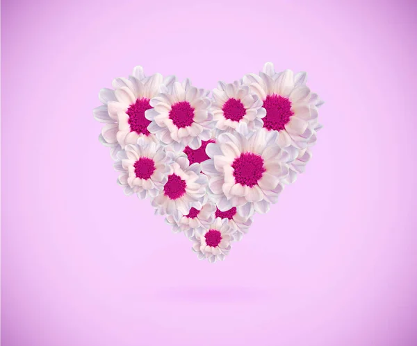 Çiçeklerden Yapılmış Bir Kalp Renkli Bir Arkaplanda Renkli Tomurcukların Şenlikli — Stok fotoğraf