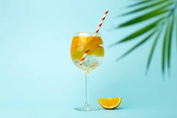 Bebida Desintoxicação Verão Fundo Azul Bebida Fria Verão Com Laranjas — Fotografia de Stock